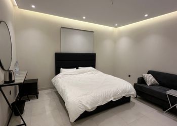 استديو بأثاث مريح وبسيط 