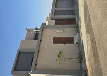 غرفة بأثاث مريح وبسيط
