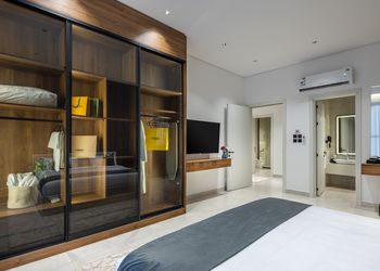 شقة أنيقة بصالة وغرف نوم