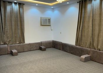 شقة بصالة ومجلس وثلاث غرف نوم