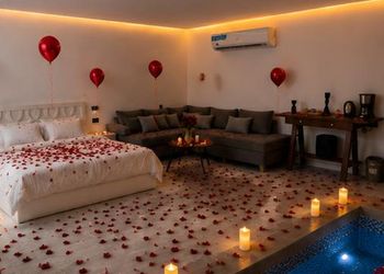 شاليه بغرفة مطلة على مسبح داخلي 