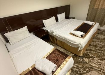 غرفة بسرير ماستر