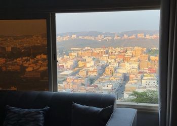 شقة بصالة جلوس وغرفتين نوم 