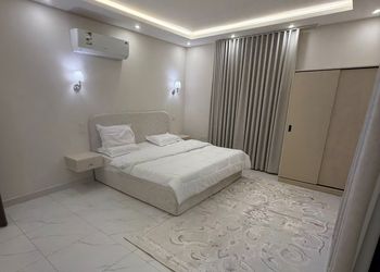 شقة بصالة مريحة وغرفة نوم 