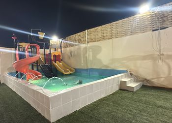 استراحة بمسبح خارجي 