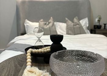 استديو بأثاث مريح وبسيط 
