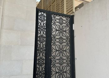 شقة بصالة مريحة وثلاث غرف نوم 