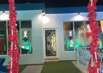 شاليه بصالة مطلة على المسبح