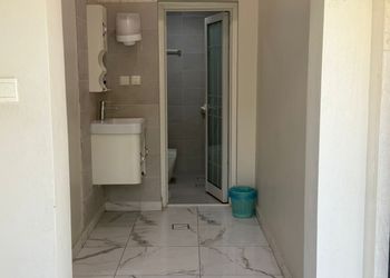 شاليه بجلسة خارجية ومسطح اخضر