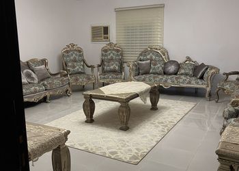 شاليه بجلسة خارجية و مسطح اخضر