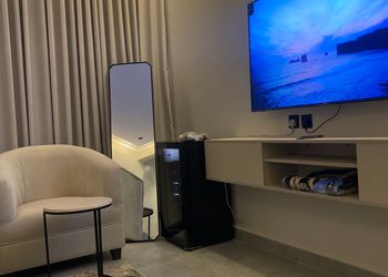 استديو بأثاث مريح وبسيط 