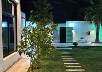 شاليه بمسطح اخضر وجلسة خارجية 