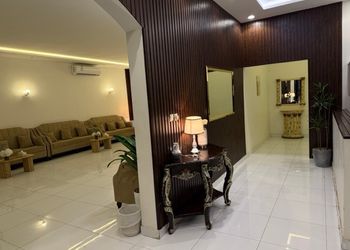 شاليه بمسطح اخضر وجلسة خارجية 