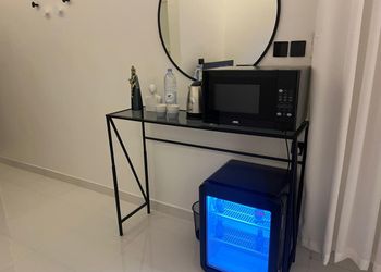 استديو بأثاث مريح وبسيط 