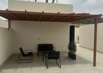 شقة بصالة وثلاث غرف نوم