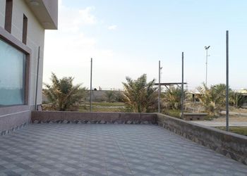 استراحة بمجلس واسع ومسطح اخضر 