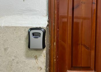 استديو بأثاث مريح وبسيط 