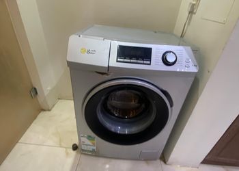 شقة بصالة جلوس وغرفتين نوم 