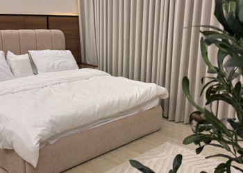 استديو بأثاث مريح وبسيط 