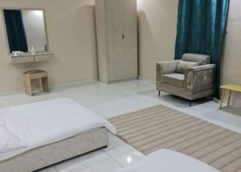 شقة بغرفة معيشة وغرفتين نوم 