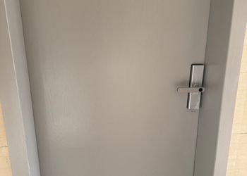 استديو بسرير ماستر وجلسة جانبية
