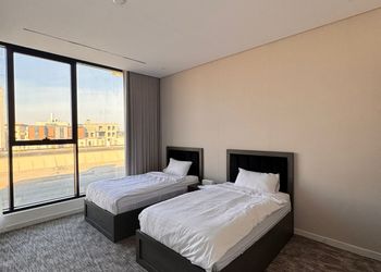 شقة بغرفة معيشة وغرفتين نوم 