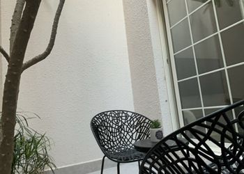 استديو بأثاث مريح وبسيط 