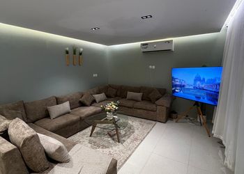 شاليه بتصميم أنيق ومسبح خارجي 