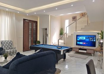 شاليه مطل على البحر وألعاب أطفال