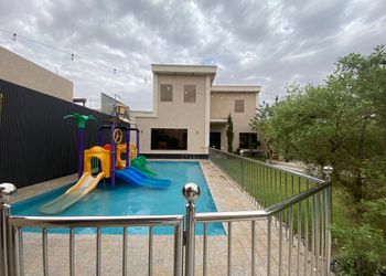شاليه بمسطح اخضر وجلسة خارجية 