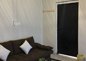 استديو بأثاث مريح وبسيط 