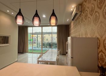 شاليه بمسبح ومسطح اخضر