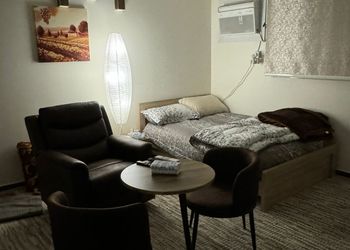 استديو باثاث مريح وبسيط