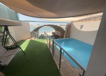 شاليه بمسبح مطل على البحر 