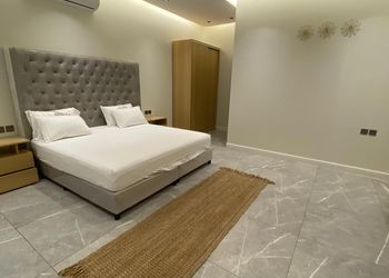 استديو بأثاث مريح وبسيط 