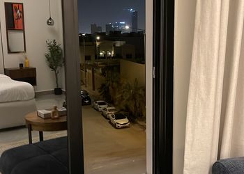 استديو بأثاث مريح وبسيط 