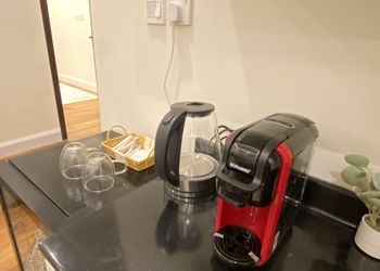 شقة بغرفة معيشة وغرفة نوم 