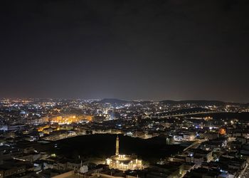 شقة بصالة جلوس وغرفة نوم 