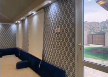 استراحة بمجلس واسع وفناء خارجي