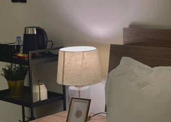 استديو بسرير مريح وتصميم هادئ 