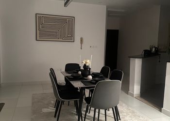 شقة بغرفة معيشة وغرفتين نوم 