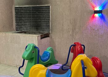 شاليه بألعاب أطفال ومسبح