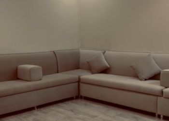 استراحة بملعب كرة قدم و طائره 