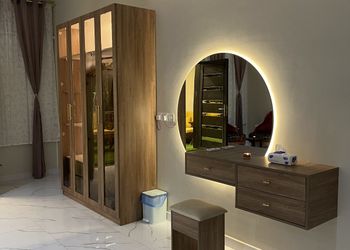 شاليه بجلسة خارجية ومسطح اخضر