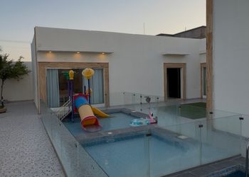 شاليه بمسبح خارجي وألعاب مائية