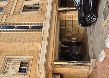 استديو بأثاث مريح وبسيط 