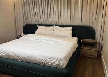 استديو بأثاث مريح وبسيط 
