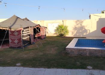 شاليه بمسطح اخضر و جلسة خارجية في الرمال