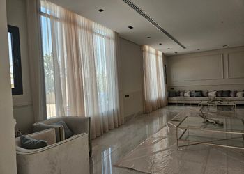 استراحة بمجلس واسع وفناء خارجي 