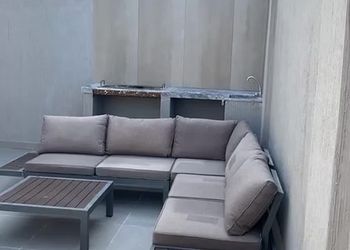 شاليه بجلسة تطل على مسبح خارجي 